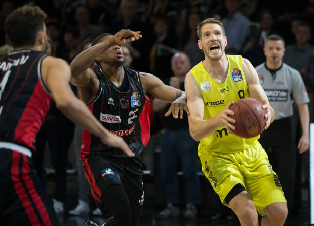 队的防守反 队的防守反